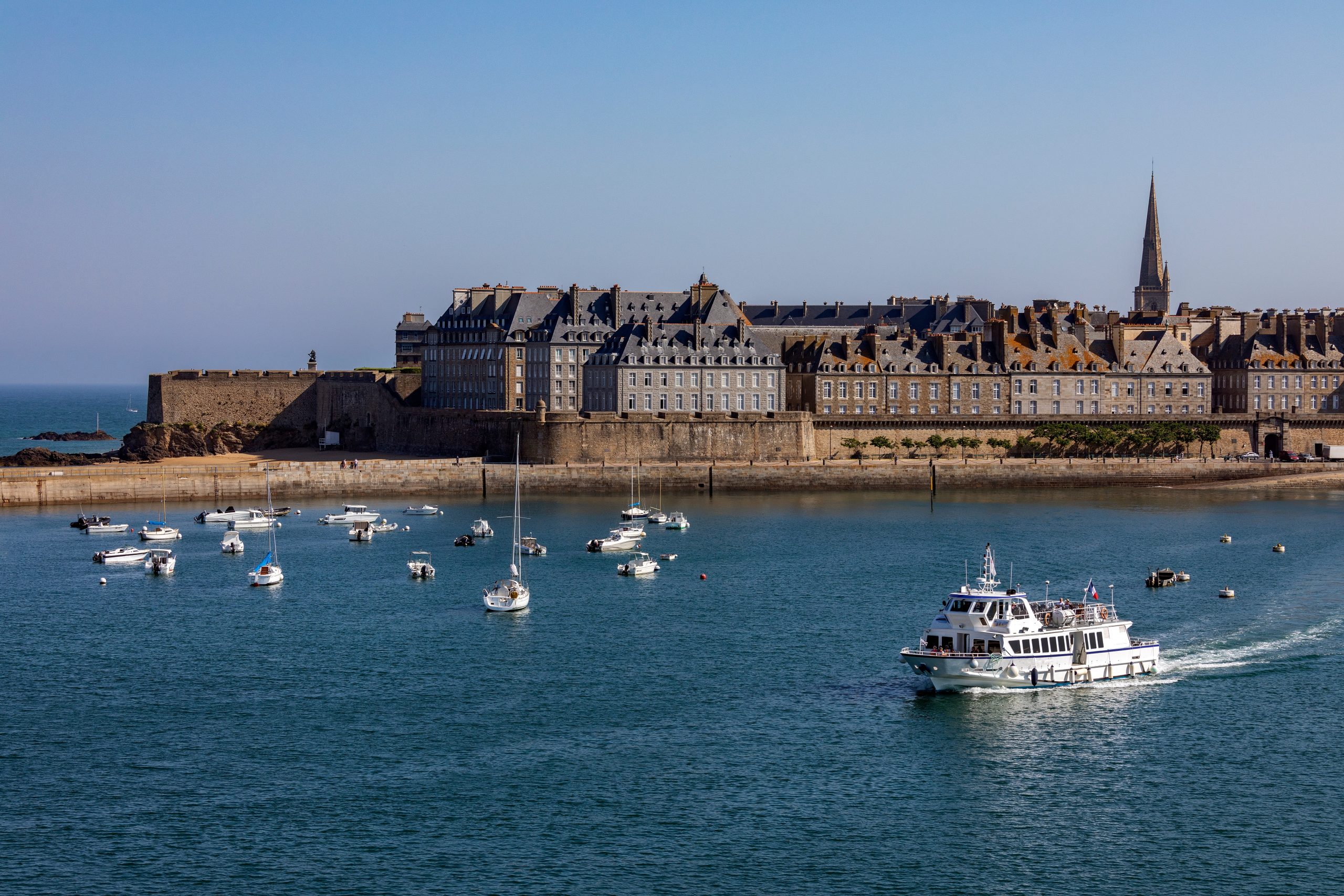 Vue de Saint-Malo intra-muros et son port, idéale pour une escapade romantique en Bretagne