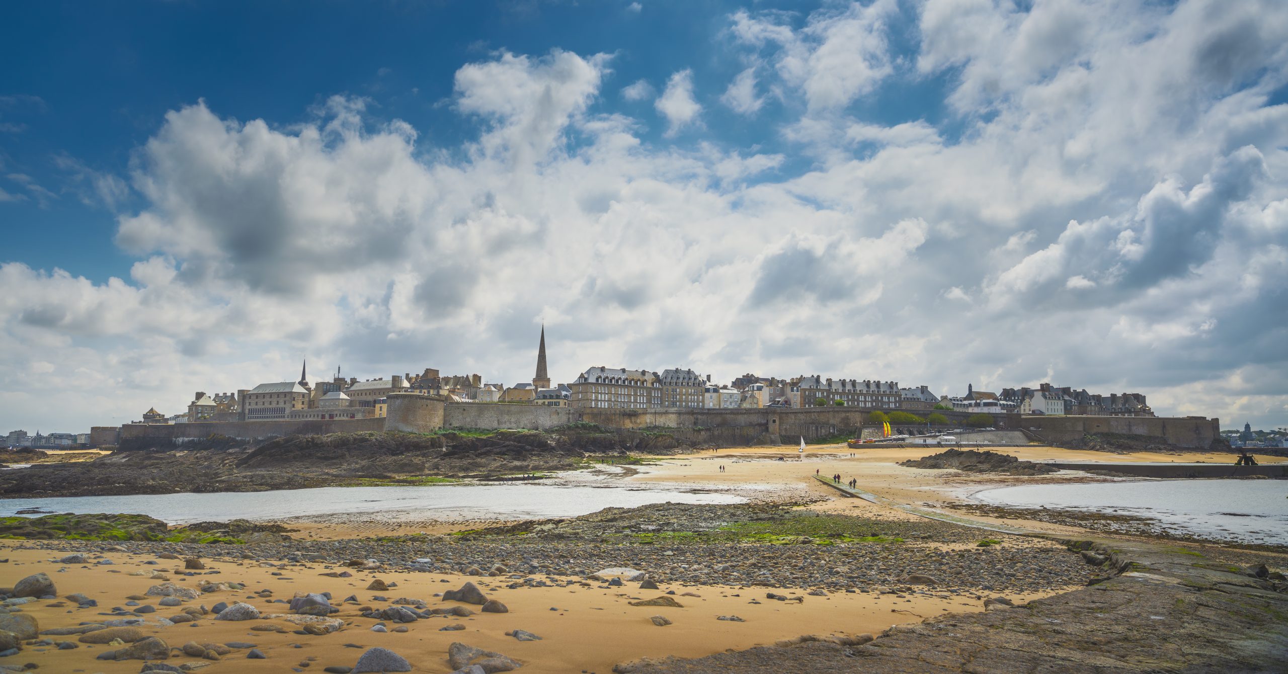 Vue panoramique de Saint-Malo et de sa plage, idéale pour une balade romantique en Bretagne
