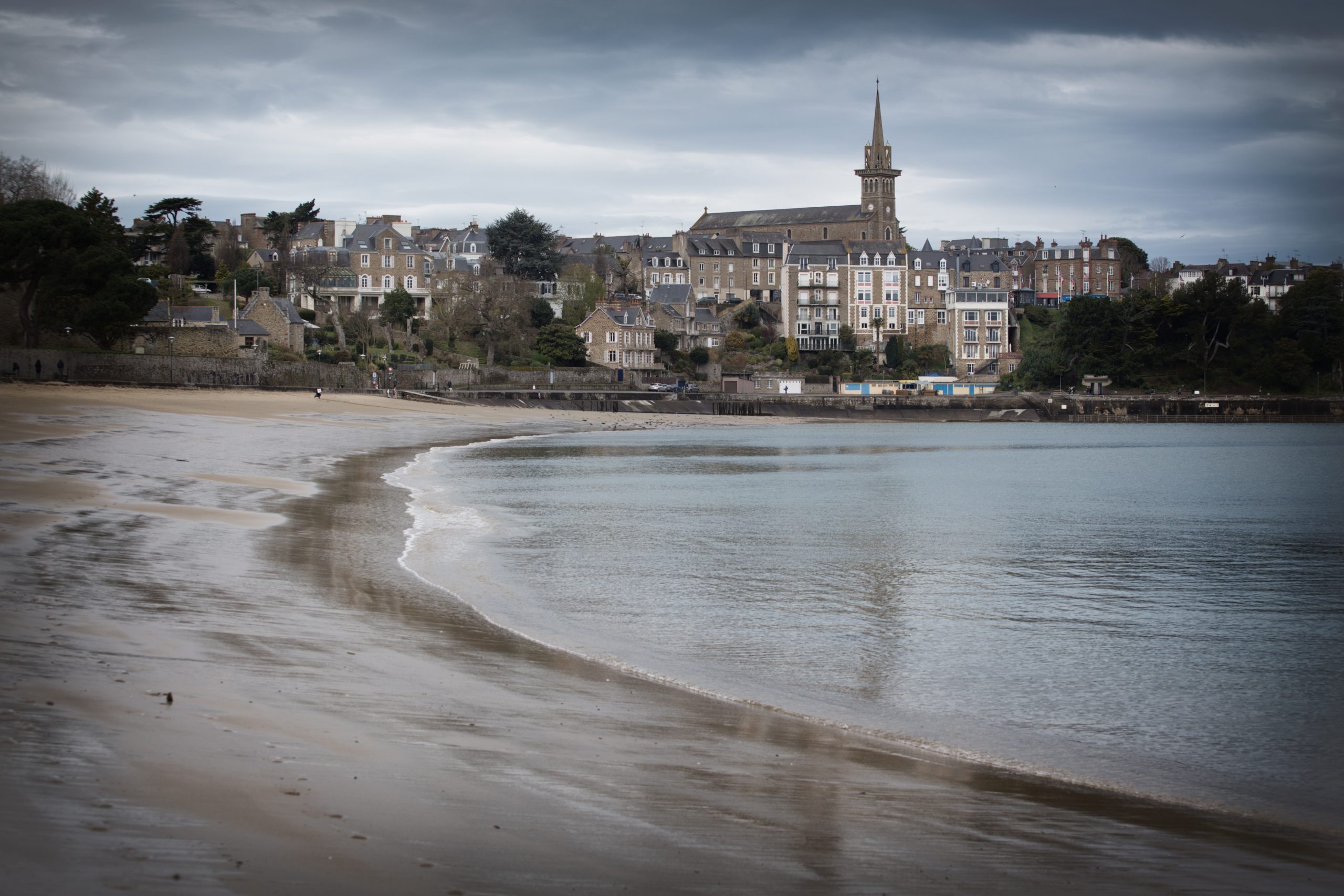 Vue romantique de Dinard depuis la plage, idéale pour une balade en couple